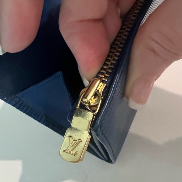 💙Louis Vuitton Vintage Epi Leather Sarah Wallet with COA & Chain BLUE EUC - Picture 11 of 16